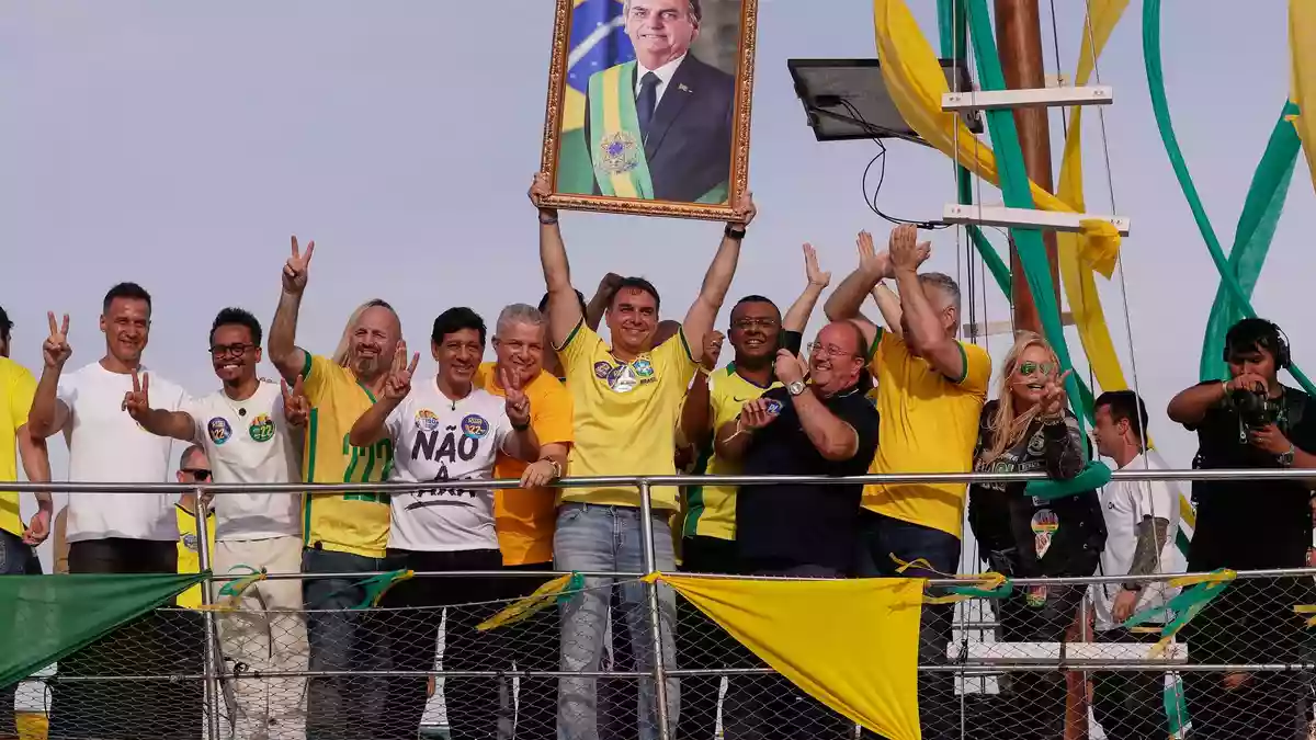 Flávio Bolsonaro kündigte im Wahlkampf eine Amnestie für seinen verurteilten Vater Jair an. - Bild: Bruna Prado/AP/dpa