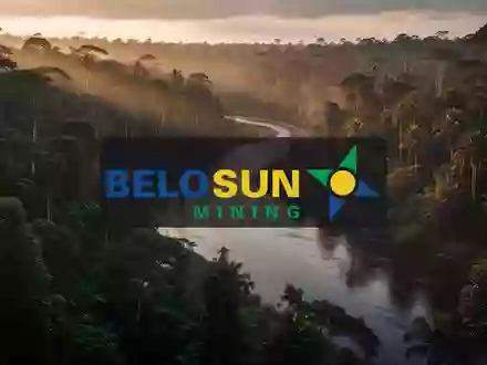Ein gewundener Fluss in einem dichten tropischen Regenwald bei Sonnenuntergang. - Foto: über boerse-global.de