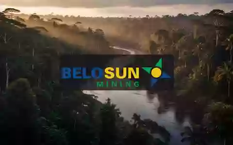 Ein gewundener Fluss in einem dichten tropischen Regenwald bei Sonnenuntergang. - Foto: über boerse-global.de