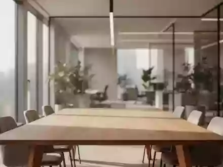 Ein heller, moderner Konferenzraum mit einem leeren Holztisch und weichem Tageslicht in einem minimalistischen BĂĽroambiente. - Foto: ĂĽber boerse-global.de