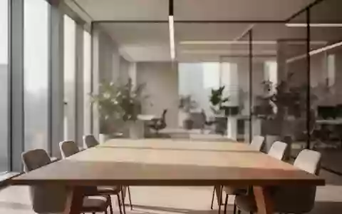 Ein heller, moderner Konferenzraum mit einem leeren Holztisch und weichem Tageslicht in einem minimalistischen Büroambiente. - Foto: über boerse-global.de