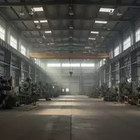 Leere Industriehalle mit schweren Maschinen und Stahlträgern in einem modernen Fertigungsbetrieb. - Foto: über boerse-global.de