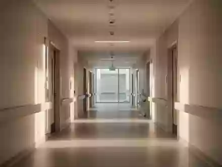Moderner, heller Krankenhausflur mit minimalistischer Architektur und ruhiger Atmosphäre. - Foto: über boerse-global.de