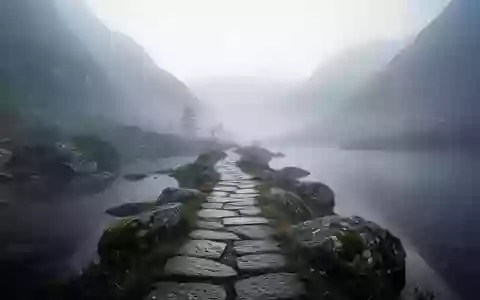 Ein einsamer, nebliger Bergpfad in einer ruhigen Landschaft symbolisiert mentale Widerstandskraft und innere Ruhe. - Foto: über boerse-global.de