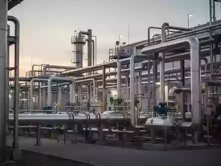 Moderne industrielle Wasserstoff-Brennstoffzellenanlage in einer Produktionsstätte bei Dämmerung. - Foto: über boerse-global.de