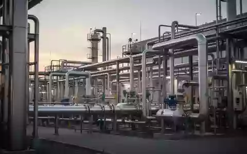 Moderne industrielle Wasserstoff-Brennstoffzellenanlage in einer Produktionsstätte bei Dämmerung. - Foto: über boerse-global.de