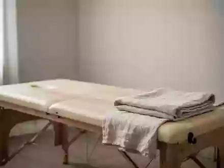 Ein minimalistischer Behandlungsraum mit einer leeren Massageliege in einer Praxis für Physiotherapie. - Foto: über boerse-global.de
