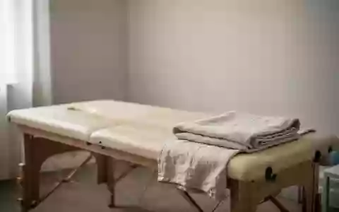 Ein minimalistischer Behandlungsraum mit einer leeren Massageliege in einer Praxis für Physiotherapie. - Foto: über boerse-global.de