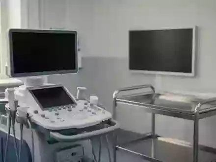 Ein steriler, modern eingerichteter Behandlungsraum in einer Klinik mit einem ausgeschalteten Ultraschallgerät. - Foto: über boerse-global.de