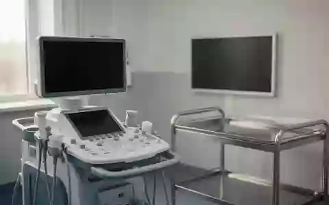 Ein steriler, modern eingerichteter Behandlungsraum in einer Klinik mit einem ausgeschalteten Ultraschallgerät. - Foto: über boerse-global.de