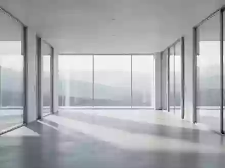 Ein minimalistischer, lichtdurchfluteter Flur mit poliertem Betonboden und Blick auf eine ruhige Landschaft. - Foto: über boerse-global.de