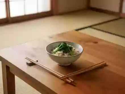 Eine minimalistische, von oben fotografierte Szene mit einer kleinen Schale gesundem Essen und Essstäbchen auf einem Holztisch. - Foto: über boerse-global.de