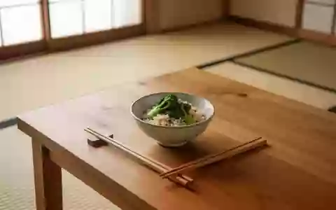 Eine minimalistische, von oben fotografierte Szene mit einer kleinen Schale gesundem Essen und Essstäbchen auf einem Holztisch. - Foto: über boerse-global.de