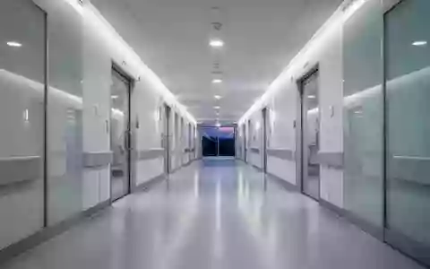 Ein moderner, menschenleerer Krankenhausflur in neutralem Licht mit poliertem Boden und minimalistischer Architektur. - Foto: über boerse-global.de