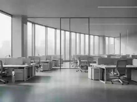 Ein minimalistisch gestaltetes, leeres Großraumbüro mit modernen Schreibtischen und natürlichem Lichteinfall. - Foto: über boerse-global.de