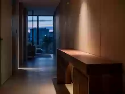 Ein minimalistischer Flur in einer Wohnung bei Dämmerung mit weichem Licht und Schattenwurf. - Foto: über boerse-global.de