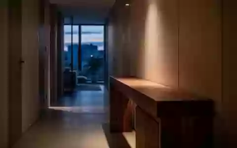 Ein minimalistischer Flur in einer Wohnung bei Dämmerung mit weichem Licht und Schattenwurf. - Foto: über boerse-global.de