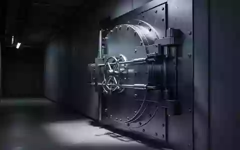 Ein massives, industrielles Stahltür-Schließsystem in einem minimalistischen, dunklen Korridor als Symbol für Sicherheit. - Foto: über boerse-global.de