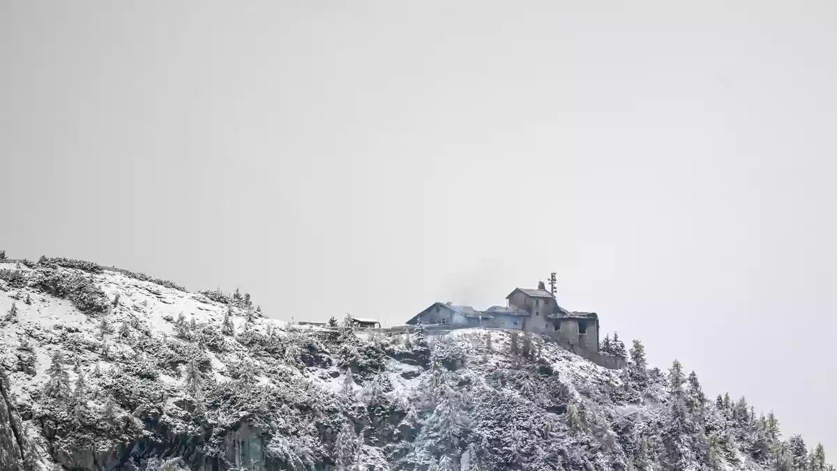 Das Kehlsteinhaus wurde durch den Brand schwer zerstört.  - Bild: Jason Tschepljakow/dpa