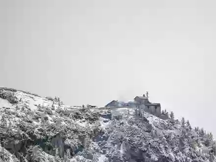 Das Kehlsteinhaus wurde durch den Brand schwer zerstört.  - Foto: Jason Tschepljakow/dpa