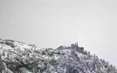 Das Kehlsteinhaus wurde durch den Brand schwer zerstört.  - Foto: Jason Tschepljakow/dpa