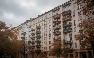 Fassade eines Berliner Wohnblocks an einem bewölkten Tag. - Foto: über boerse-global.de