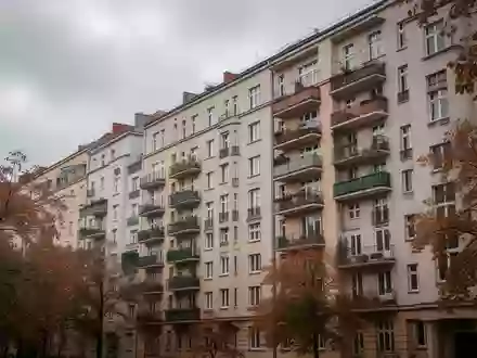 Fassade eines Berliner Wohnblocks an einem bewölkten Tag. - Foto: über boerse-global.de