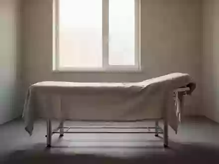 Ein heller, minimalistischer Behandlungsraum in einer Klinik mit einer leeren Untersuchungsliege in natürlichem Tageslicht. - Foto: über boerse-global.de