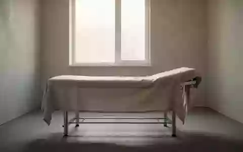 Ein heller, minimalistischer Behandlungsraum in einer Klinik mit einer leeren Untersuchungsliege in natürlichem Tageslicht. - Foto: über boerse-global.de