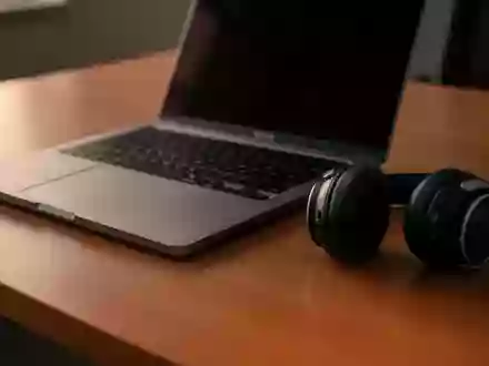 Symbolic image: laptop and headphones on a desk - Foto: über boerse-global.de