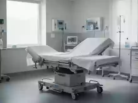 Ein leerer, steriler Behandlungsraum in einer modernen Klinik mit einer professionellen Untersuchungsliege. - Foto: über boerse-global.de