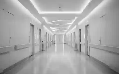 Ein minimalistischer, moderner Krankenhausflur mit heller Beleuchtung und klaren architektonischen Linien ohne Personen. - Foto: über boerse-global.de