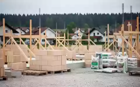 Baustelle fĂĽr ein kommunales Wohnungsbauprojekt mit Baumaterialien vor einem Wohngebiet in einer bayerischen Kleinstadt. - Foto: ĂĽber boerse-global.de