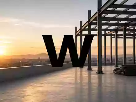 Abstrakte Darstellung einer modernen Baustelle bei Sonnenaufgang, symbolisierend Stabilität und Marktbeobachtung. - Foto: über boerse-global.de