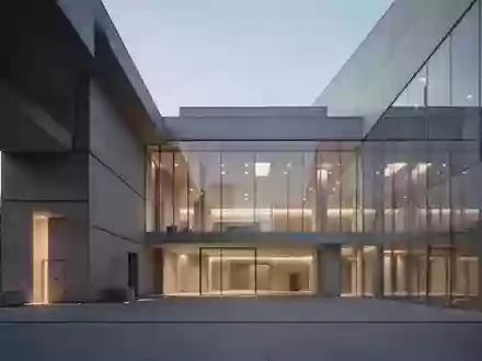Ein modernes, minimalistisches Regierungsgebäude in Tokio in der Abenddämmerung mit klaren architektonischen Linien. - Foto: über boerse-global.de