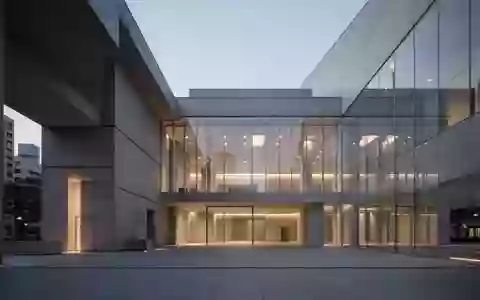 Ein modernes, minimalistisches Regierungsgebäude in Tokio in der Abenddämmerung mit klaren architektonischen Linien. - Foto: über boerse-global.de