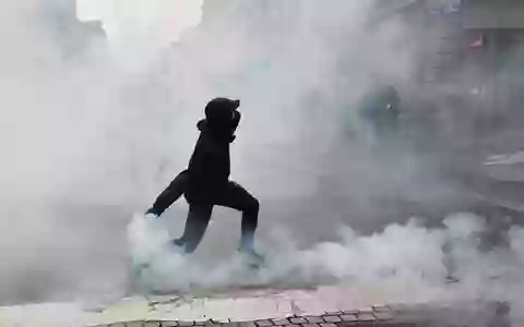 Ein Demonstrant wirft in Rennes eine Tränengasgranate in Richtung der Polizei. - Foto: Jeremias Gonzalez/AP/dpa