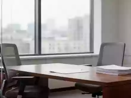 Ein heller, minimalistischer Büroraum mit einem leeren Schreibtisch und Blick aus dem Fenster, symbolisch für arbeitsrechtliche Themen. - Foto: über boerse-global.de