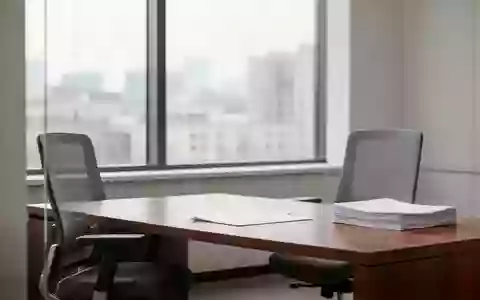 Ein heller, minimalistischer Büroraum mit einem leeren Schreibtisch und Blick aus dem Fenster, symbolisch für arbeitsrechtliche Themen. - Foto: über boerse-global.de
