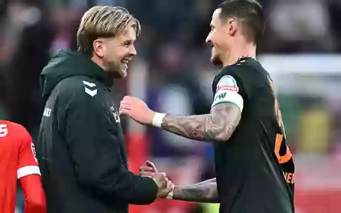 Niclas Füllkrug (l) sieht die Debatte um ein mögliches DFB-Comeback entspannt. - Foto: Florian Wiegand/dpa