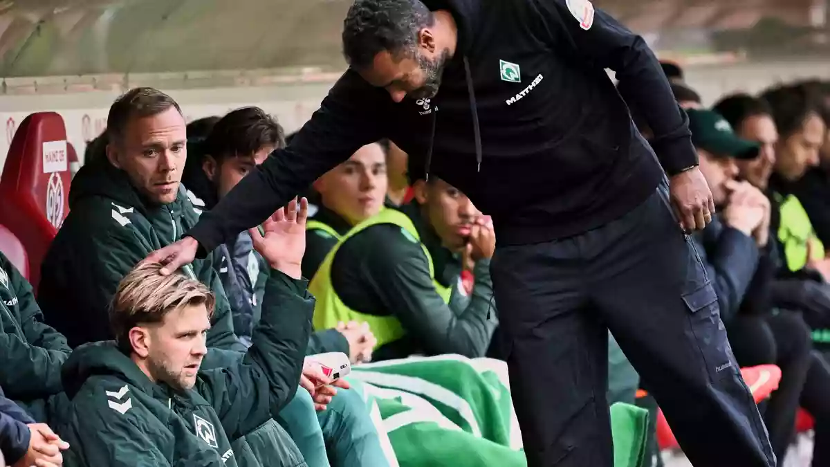Trainer Daniel Thioune (r) ist begeistert von Niclas Füllkrug.  - Bild: Florian Wiegand/dpa