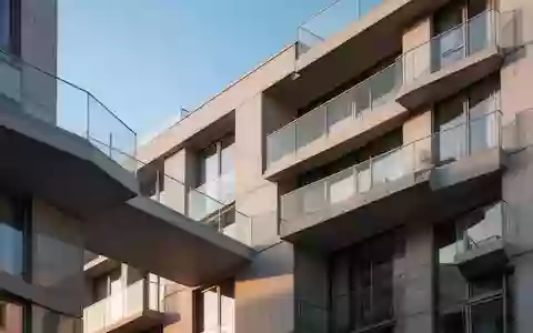 Architektonisches Detail einer modernen Wohnhausfassade in Berlin bei klarem Himmel. - Foto: über boerse-global.de