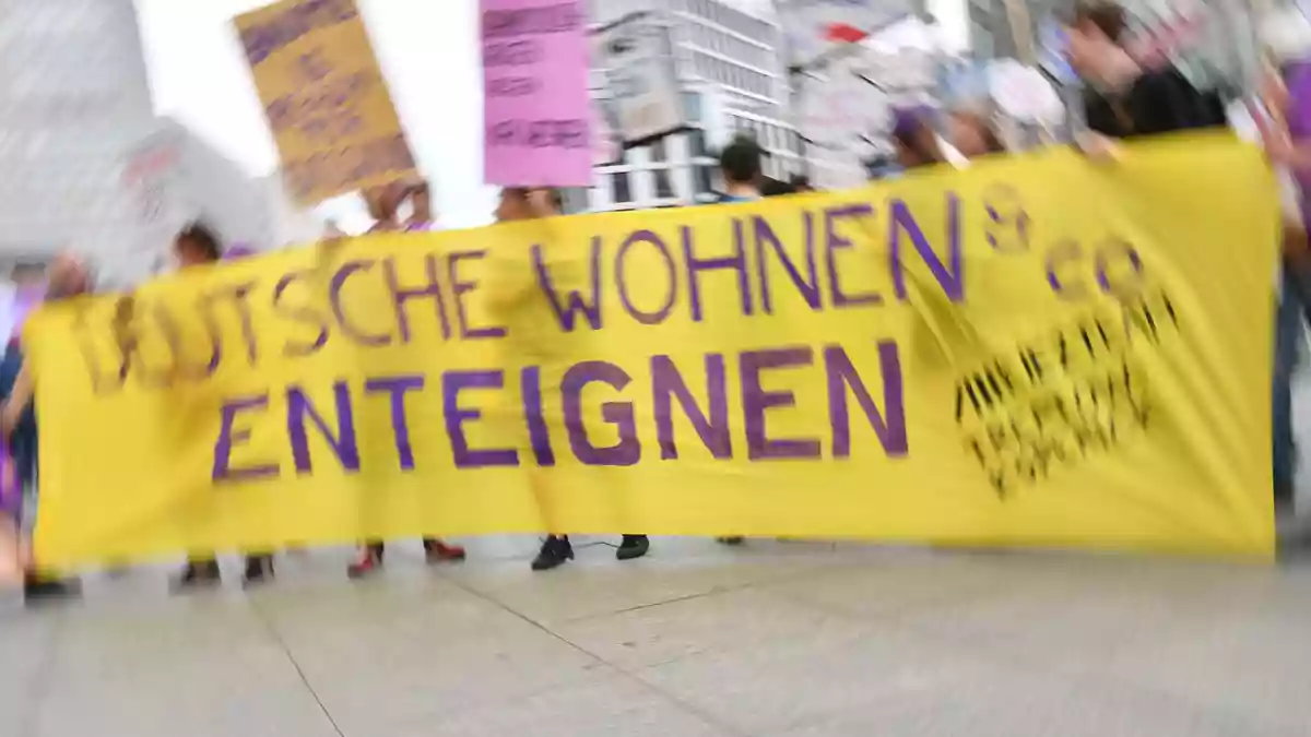 In einem Volksentscheid sprachen sich die Berliner für eine Vergesellschaftung aus. (Archivbild) - Bild: Paul Zinken/dpa