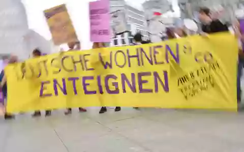 In einem Volksentscheid sprachen sich die Berliner für eine Vergesellschaftung aus. (Archivbild) - Foto: Paul Zinken/dpa