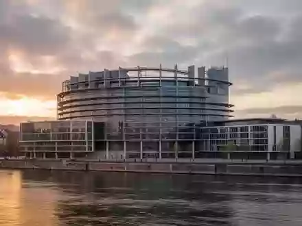 Das Gebäude des Europäischen Parlaments in Straßburg bei Sonnenuntergang. - Foto: über boerse-global.de