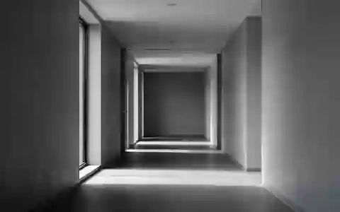 Ein leerer, minimalistischer Flur in einem modernen Gebäude mit neutralen Wänden und weichem Tageslicht. - Foto: über boerse-global.de