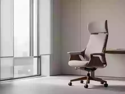 Ein leerer, ergonomischer Bürostuhl in einem hellen, minimalistischen Arbeitszimmer bei Tageslicht. - Foto: über boerse-global.de
