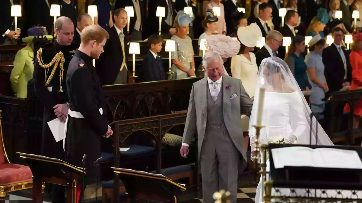 Der damalige Prinz Charles führte Meghan Markle 2018 zum Altar. (Archivbild) - Bild: Jonathan Brady/PA Wire/dpa