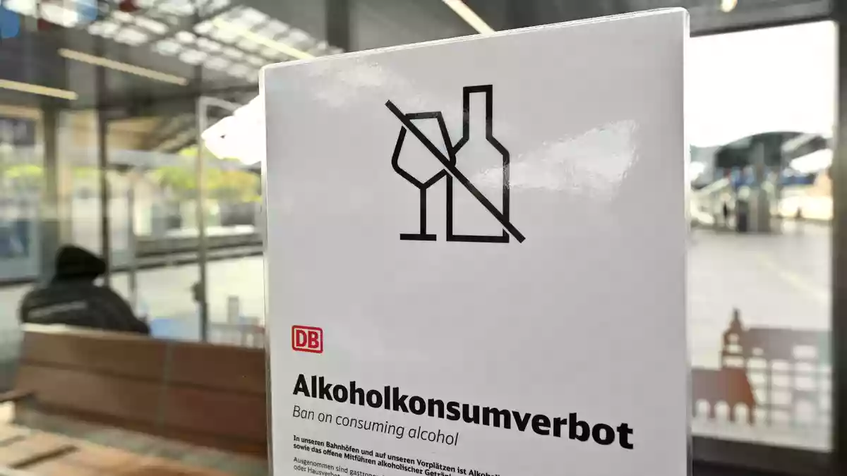 Seit dem 15. Oktober darf bundesweit an allen Bahnhöfen der Deutschen Bahn kein Alkohol mehr getrunken werden (Archivbild vom 15.10.). - Bild: Martin Schutt/dpa
