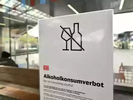 Seit dem 15. Oktober darf bundesweit an allen Bahnhöfen der Deutschen Bahn kein Alkohol mehr getrunken werden (Archivbild vom 15.10.). - Foto: Martin Schutt/dpa